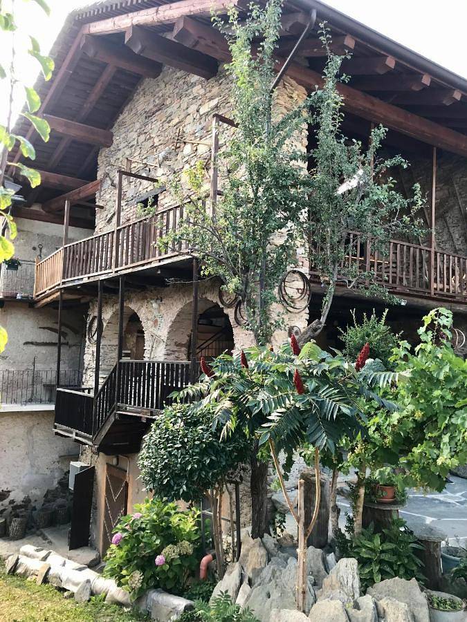 Location de vacances pour 4 personnes, avec Balcon et Terrasse ainsi que Jardin et Vue à San Damiano Macra