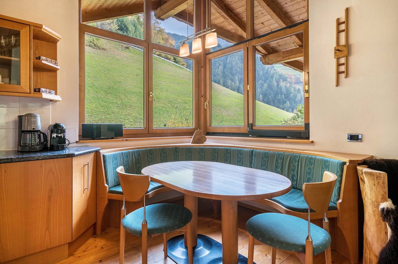 Apartamento entero, Apartamento vacacional "Ritschhof Fichte" con vistas a la montaña, terraza privada y Wi-Fi in San Pietro in Valle, Laion
