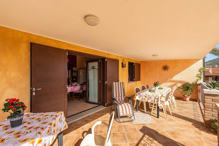 Ferienhaus 'Villetta Bacio Del Sole' mit Bergblick, privater Terrasse und eigenem Garten in Solanas, Comune di Sinnai