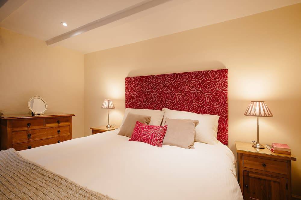 Entire apartment, Abbey Stables - Romantic art inspired hideaway in old harbour area in Penzance, Cornwall