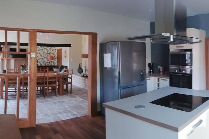 Location de vacances pour 12 personnes, avec jardin à Chalandray