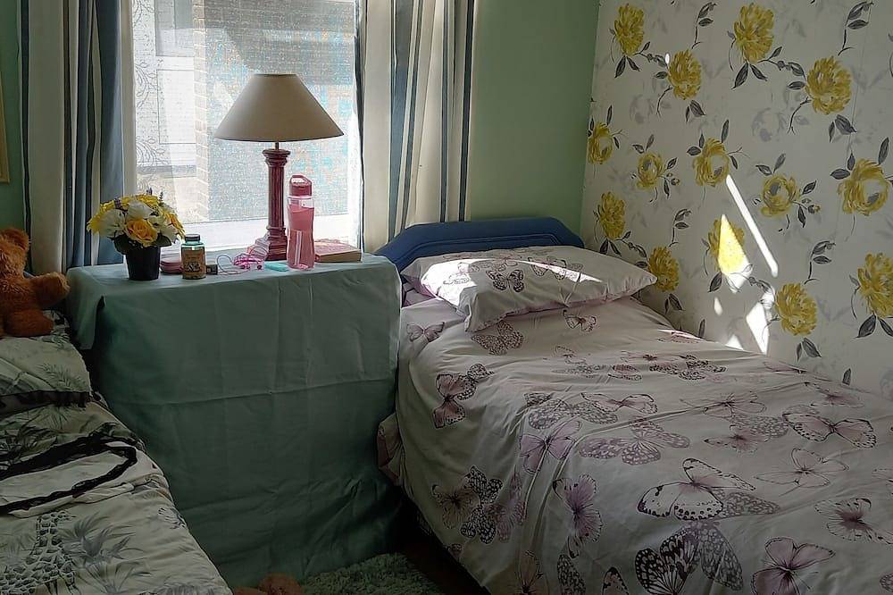 3 Bed Chalet - Sleeps 6 - Parking - Garden - Wifi in Hemsby, Great Yarmouth