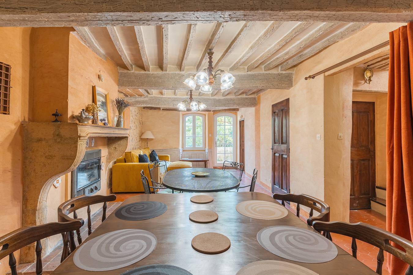 Holiday Home 'Demeure Vigneronne Avec Jardin' with Mountain View, Private Terrace and Wi-Fi in Tavernes, Brignoles region