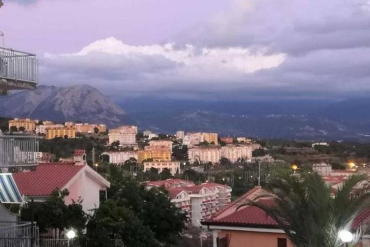 Gîte pour 4 personnes, avec Balcon ainsi que Terrasse et Vue à Scalea