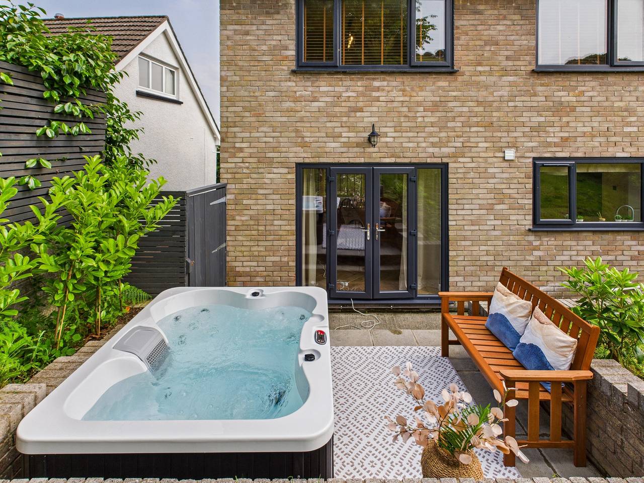 Luxury Beach Stay with Hot Tub in Burry Port, Carmarthenshire