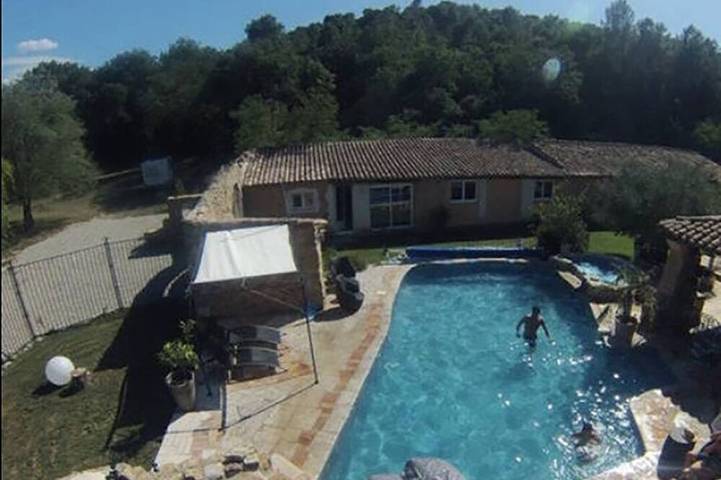 Gîte pour 4 personnes, avec terrasse ainsi que piscine et jardin