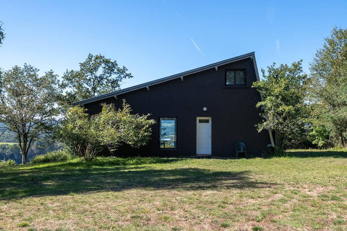Chalet vue sur le Gour de Tazenat in Charbonnières-les-Vieilles, Parc naturel régional des Volcans d'Auvergne