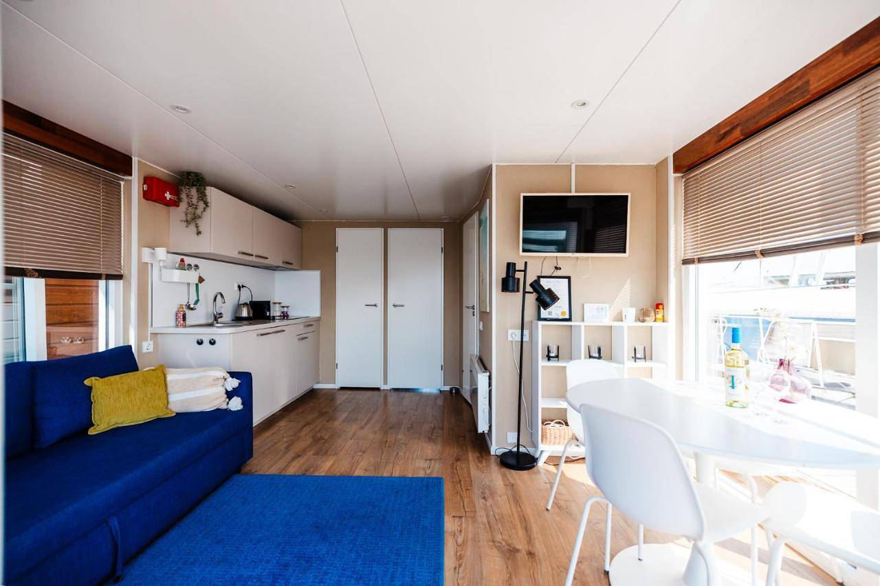 Floating Holiday Home - 15 mins to Ams in Vinkeveen, Groene Hart