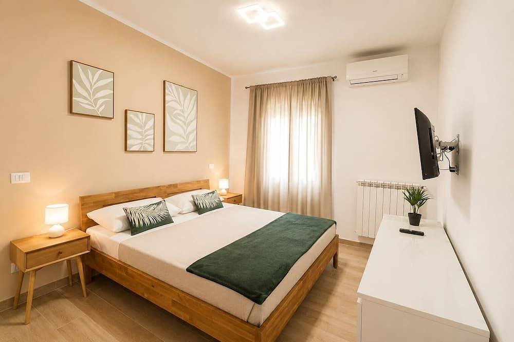 Ganze Wohnung, Ganzes Ferienhaus mit Privatgarten, 2 Badezimmern und Privatparkplatz. in Frascati, Parco Regionale dei Castelli Romani