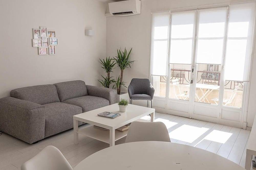 Appartement entier, New ! 2 Pieces Design,  Centre ville, 200 m plages, climatisé in Menton, Région de Nice