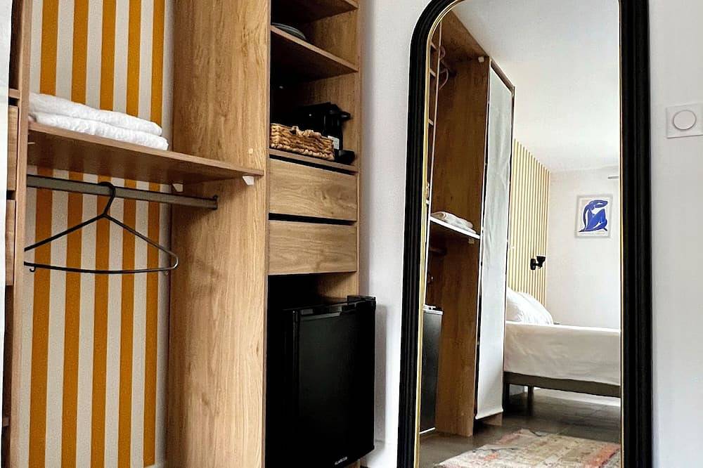 Bedroom with bathroom and garden in Maison Meulière in Chelles, Seine-et-Marne