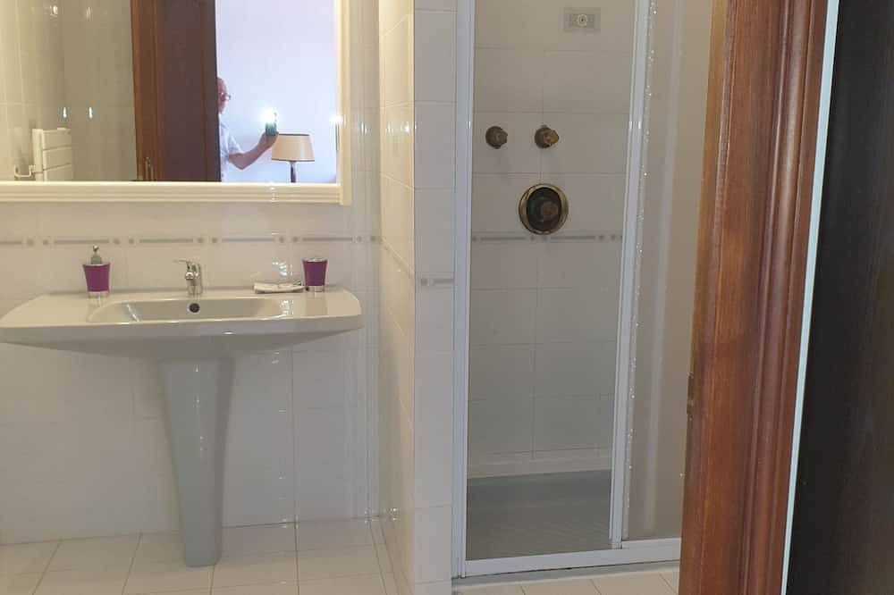 Appartement entier, Chambre 3 Personnes 5mn des plages, Piscine. in Prunelli-di-Fiumorbo, Parc naturel régional de Corse