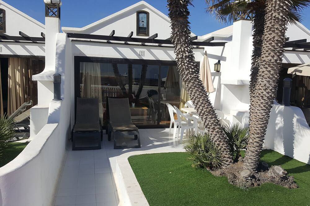 Poolside Villa No 2, on a  Beachfront Complex Free Wifi in Costa Teguise, Teguise
