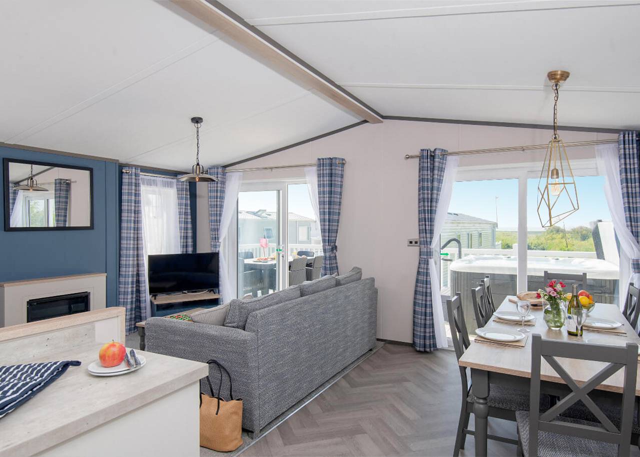 Deluxe 4 Lodge, slps 8, parking, ensuite & decking in Great Yarmouth, The Broads