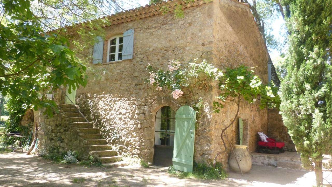 Appartement entier, La Bastide du Capelier - Gîte pour 4 personnes avec baignoire balnéothérapie in Salernes, Région de Draguignan