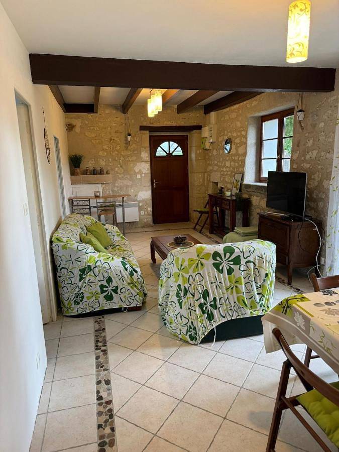 Location de vacances pour 5 personnes, avec jardin à Crouzilles - 3