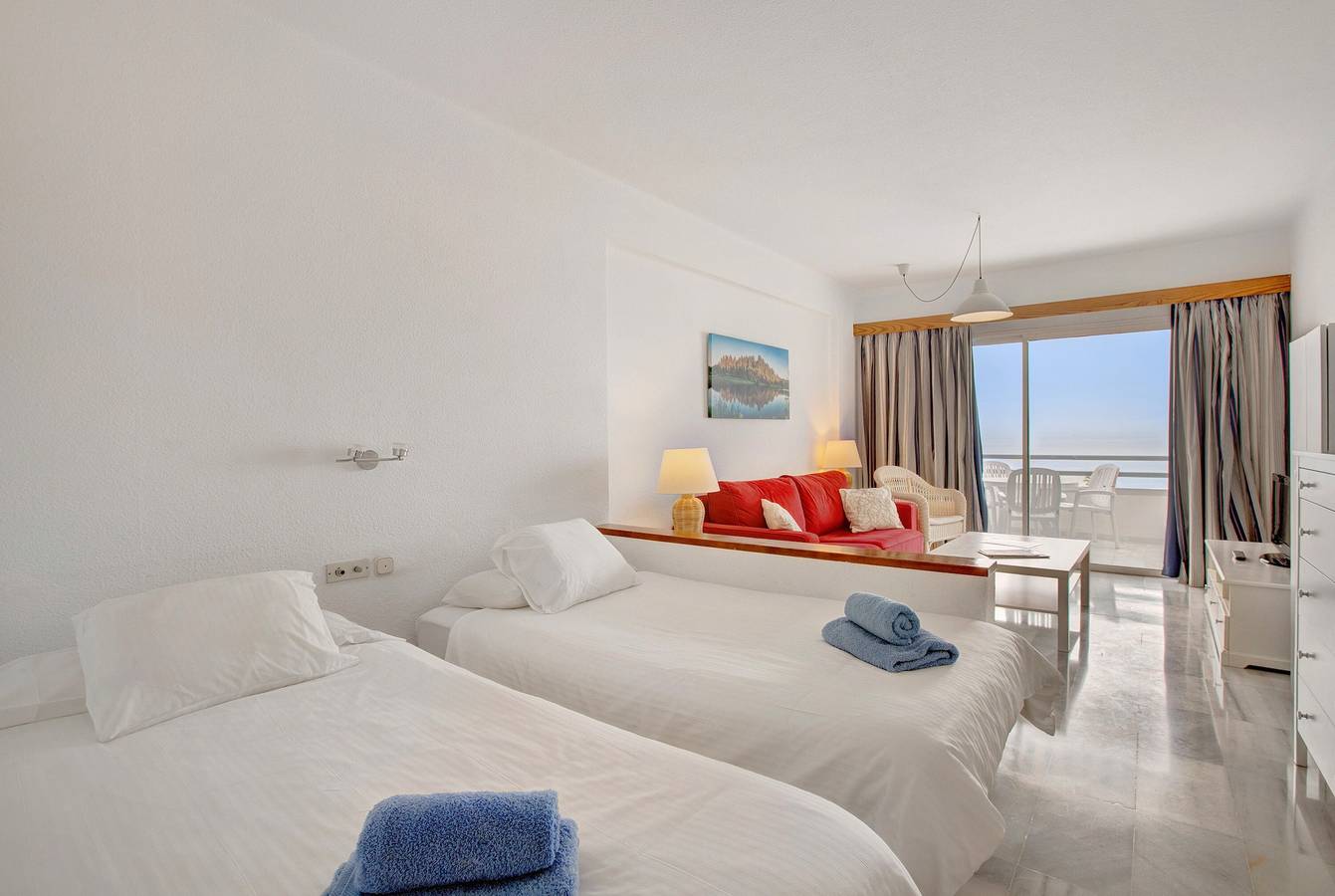 Geheel appartement, Vakantiehuis "Club Atlantis 223" met Uitzicht op Zee, Gedeeld Zwembad & Wifi in Playa Puerto Colón, Adeje