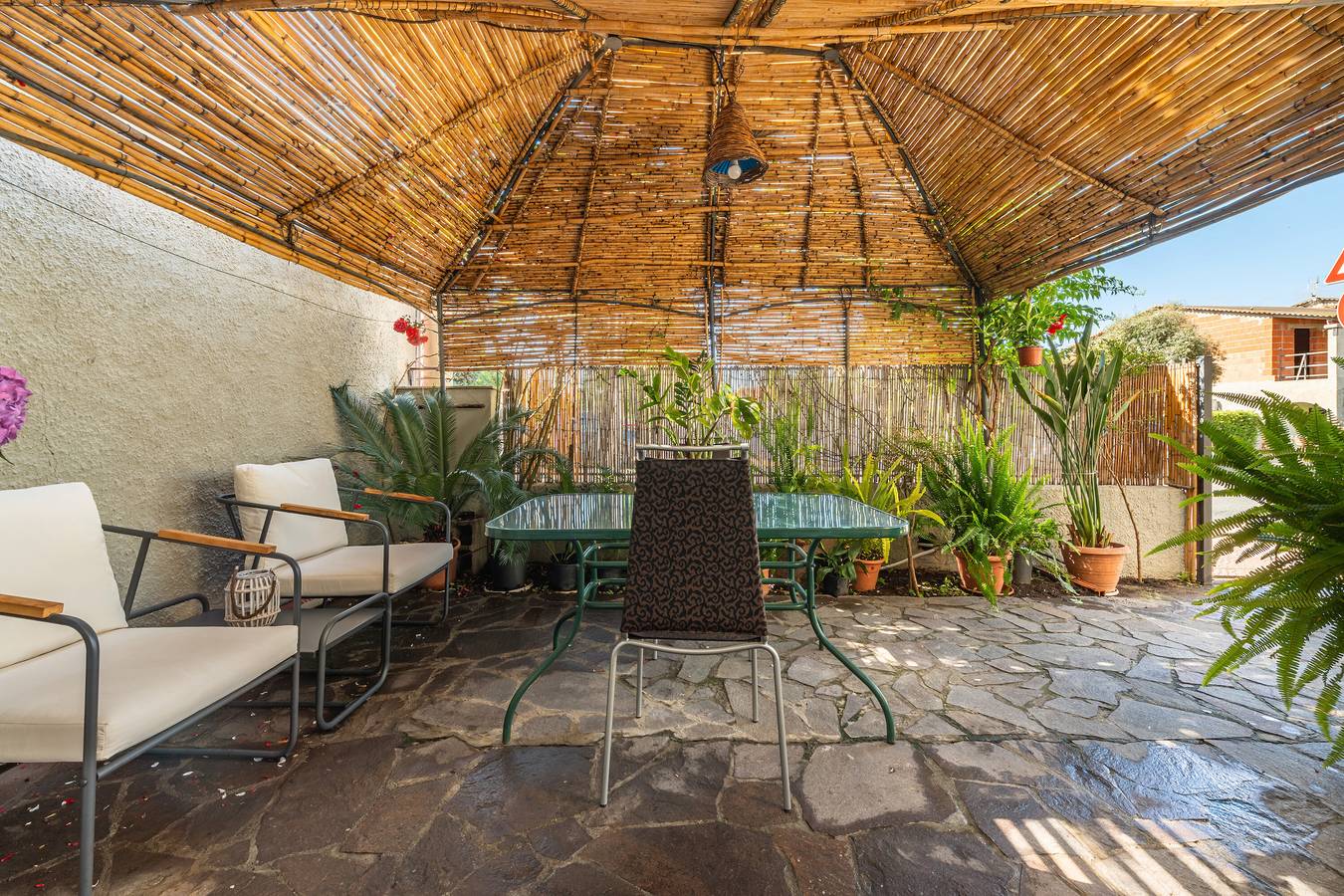 Appartement entier, Appartement 'Gerani Rossi' avec jardin partagé, Wi-Fi et climatisation in Villa San Pietro, Province de Cagliari