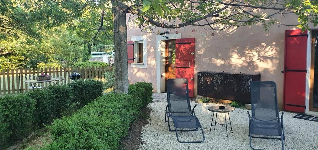 Location de vacances pour 3 personnes, avec vue ainsi que jardin et piscine à Saignon - 3