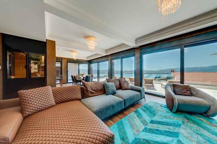Villa für 8 Personen, mit Garten und Pool sowie Ausblick in Montenegro