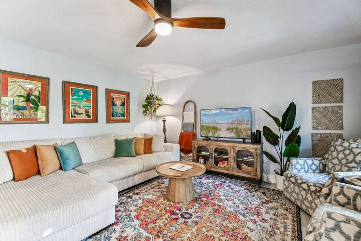 Vacation rental for 6 people, with balcony and yard, kid friendly in Treasure Island