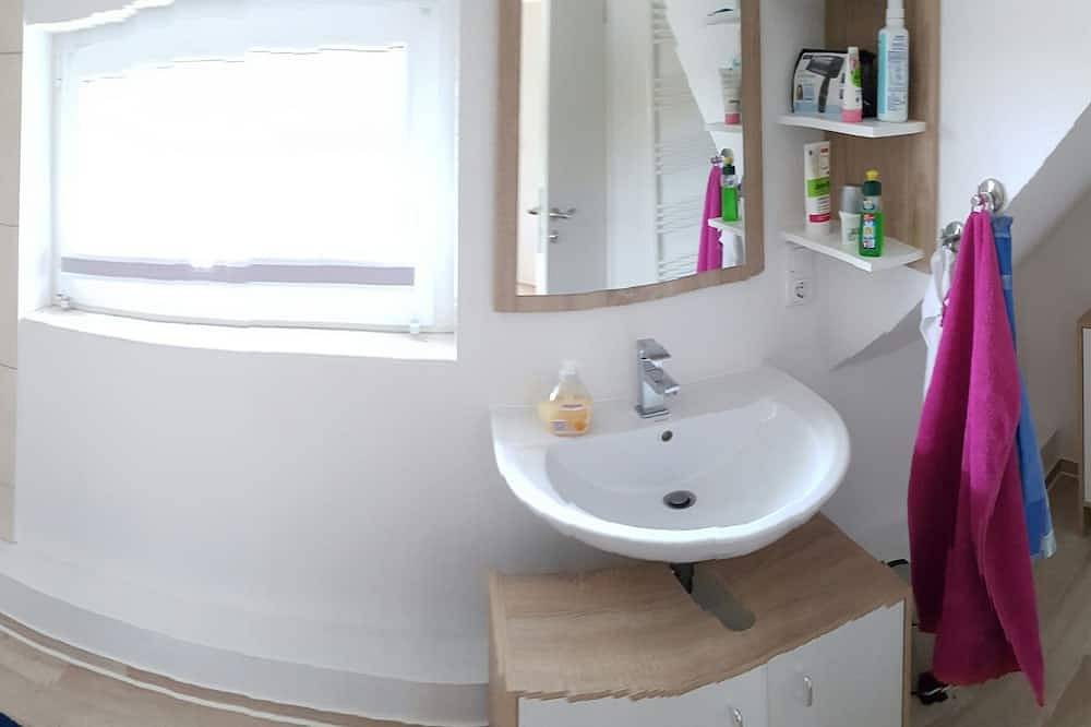 Ganze Wohnung, Moderne, vollausgestattete 2 Zikb Nichtraucher-Ferienwohnung in ruhiger Umgebung in Oldenburg, Niedersachsen