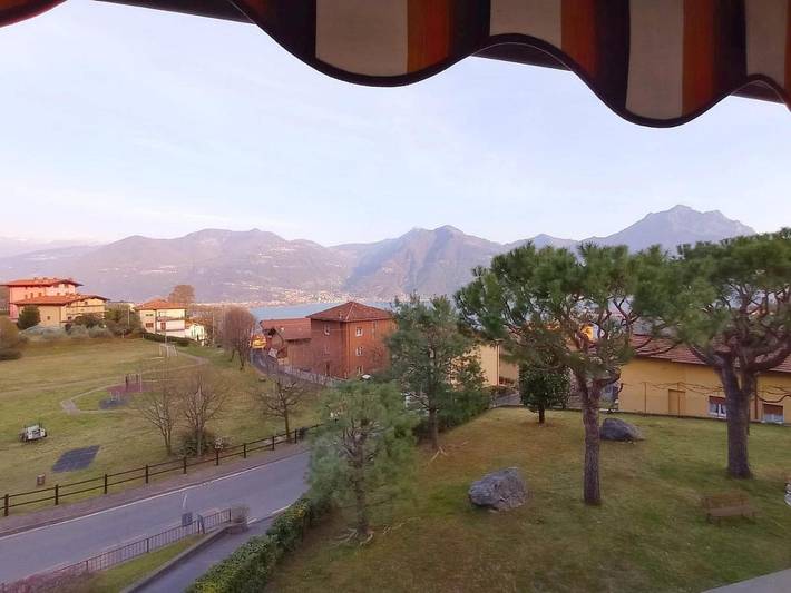 Location de vacances pour 6 personnes, avec vue ainsi que balcon et vue sur le lac à Lovere - 3