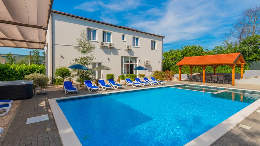 Ferienhaus für 16 Personen, mit Garten und Terrasse sowie Whirlpool