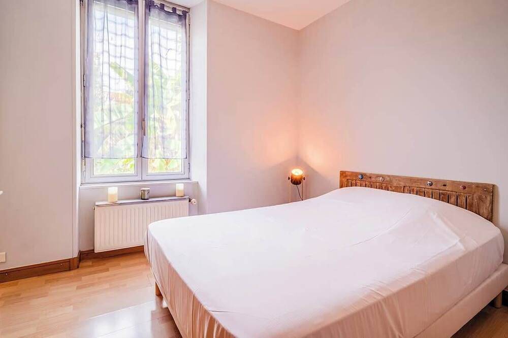 Maison typique à deux pas du bourg et de la mer in Locmiquélic, Côte des Mégalithes