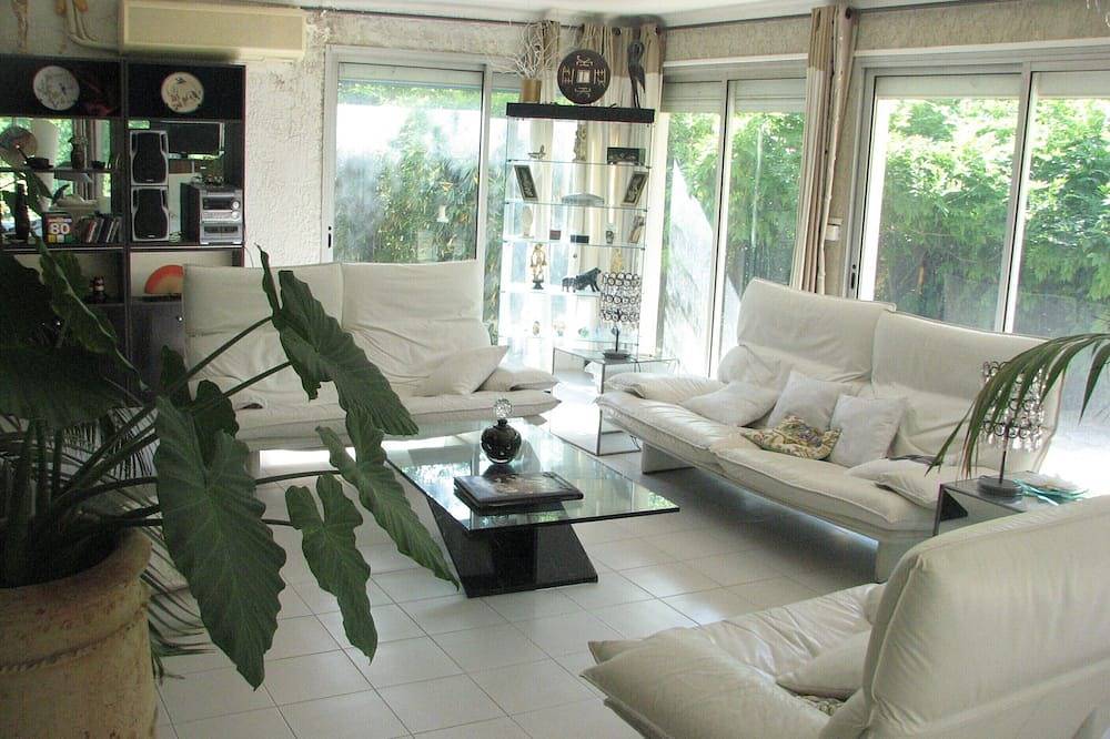 Very Large And Pleasant House In A Green Haven Of 4000 M² With Pool in Sénas, Arles region
