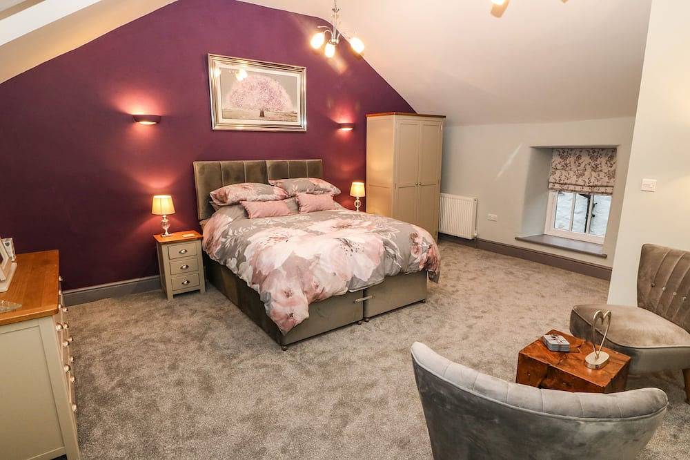 Bryn Aber Bach, pet friendly, with hot tub in Llangybi, Gwynedd in Gwynedd