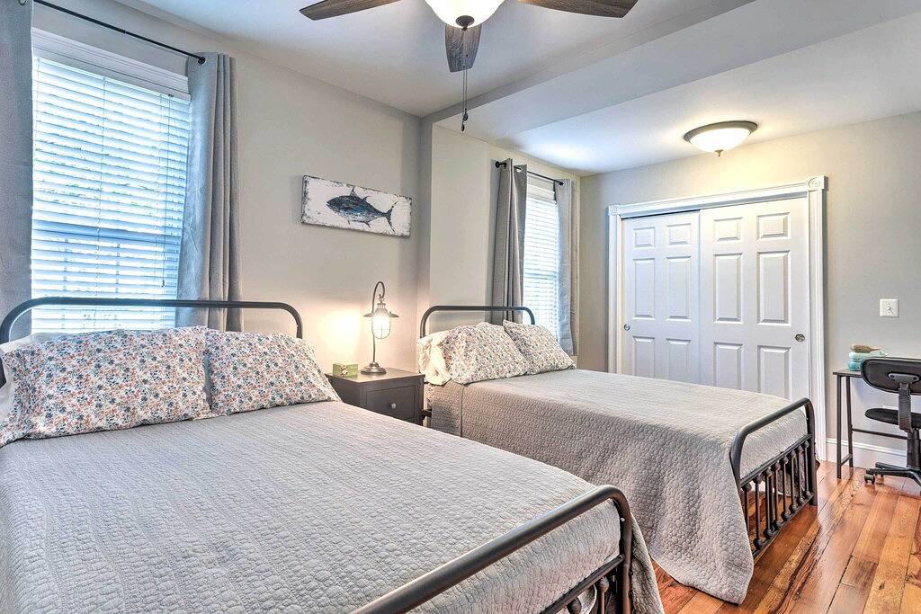 Ganze Wohnung, Mystic Refuge w/ Patio < 1 Mi to Downtown! in Mystic, Connecticut