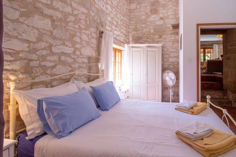 A lovely stone built cottage with stunning pool in Douzains, Villeneuve-sur-Lot und Umgebung