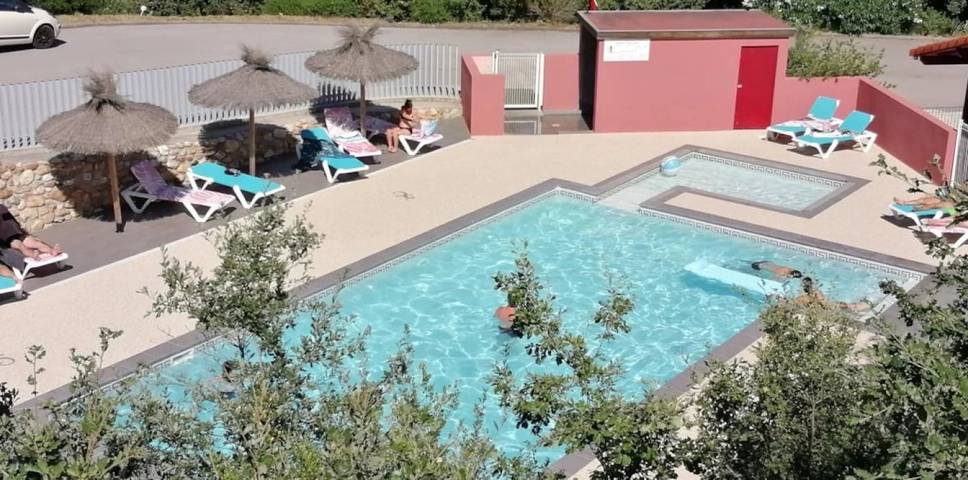 Mobil home pour 4 personnes, avec bassin pour enfant