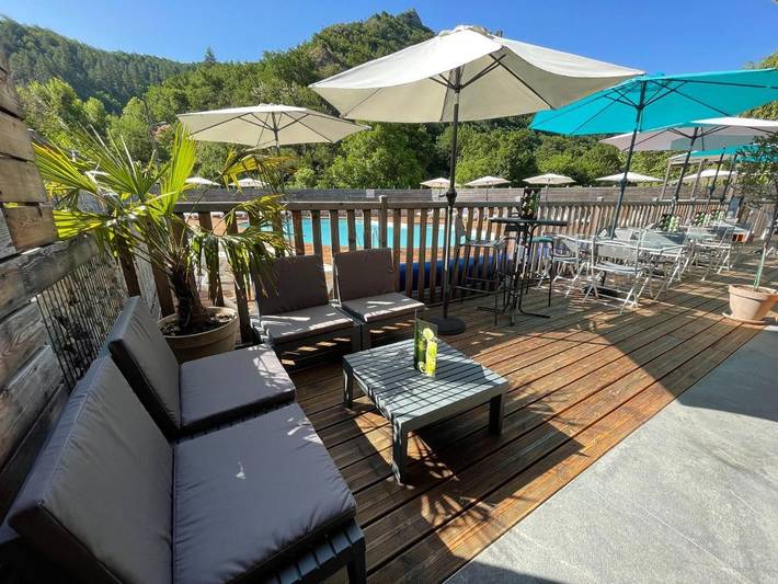 Camping pour 4 personnes, avec Terrasse ainsi que Jardin et Piscine