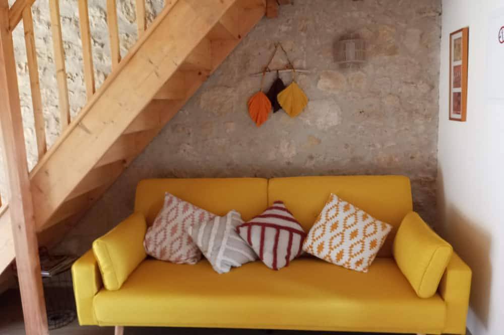 Appartement entier, Appartement rénovée dans  un corp de ferme a 5 minutes du châteaux in Hautefort, Périgord Noir