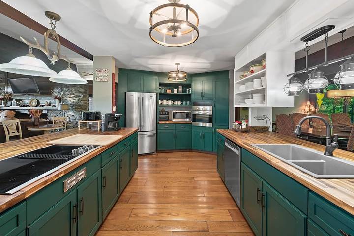 Log cabin for 25 people, with balcony and hot tub in Helen