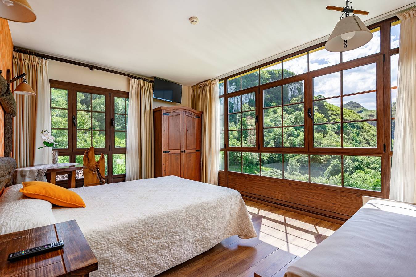 Room 'El Avellano' with Shared Pool, Garden and Wi-Fi in Gamonedo, Cangas de Onís