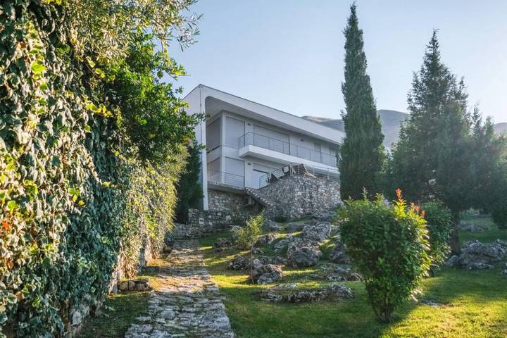 Villa pour 8 personnes, avec jardin ainsi que piscine et vue sur le lac, adapté aux familles en Albanie - 2