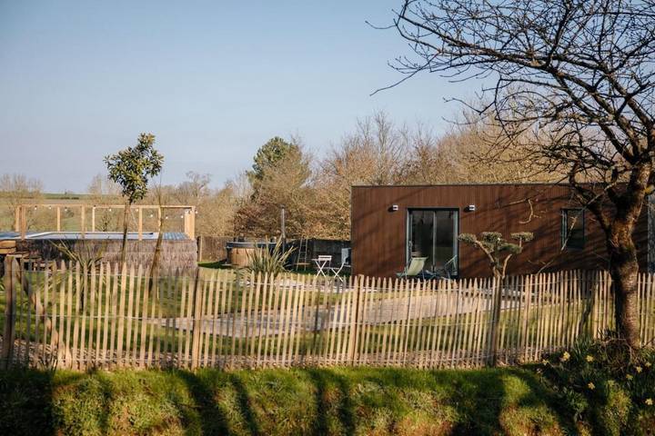 Gîte pour 2 personnes, avec vue ainsi que jardin et piscine à Pancé