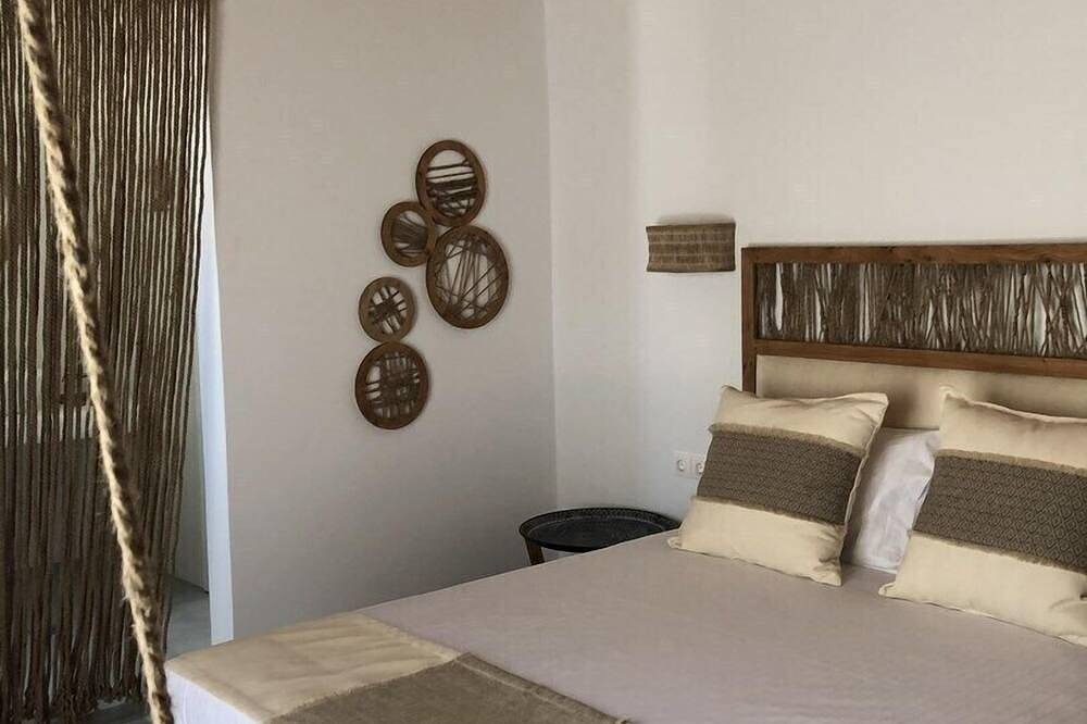 Modern villa with a stunning sea view and a swimming pool in Milos