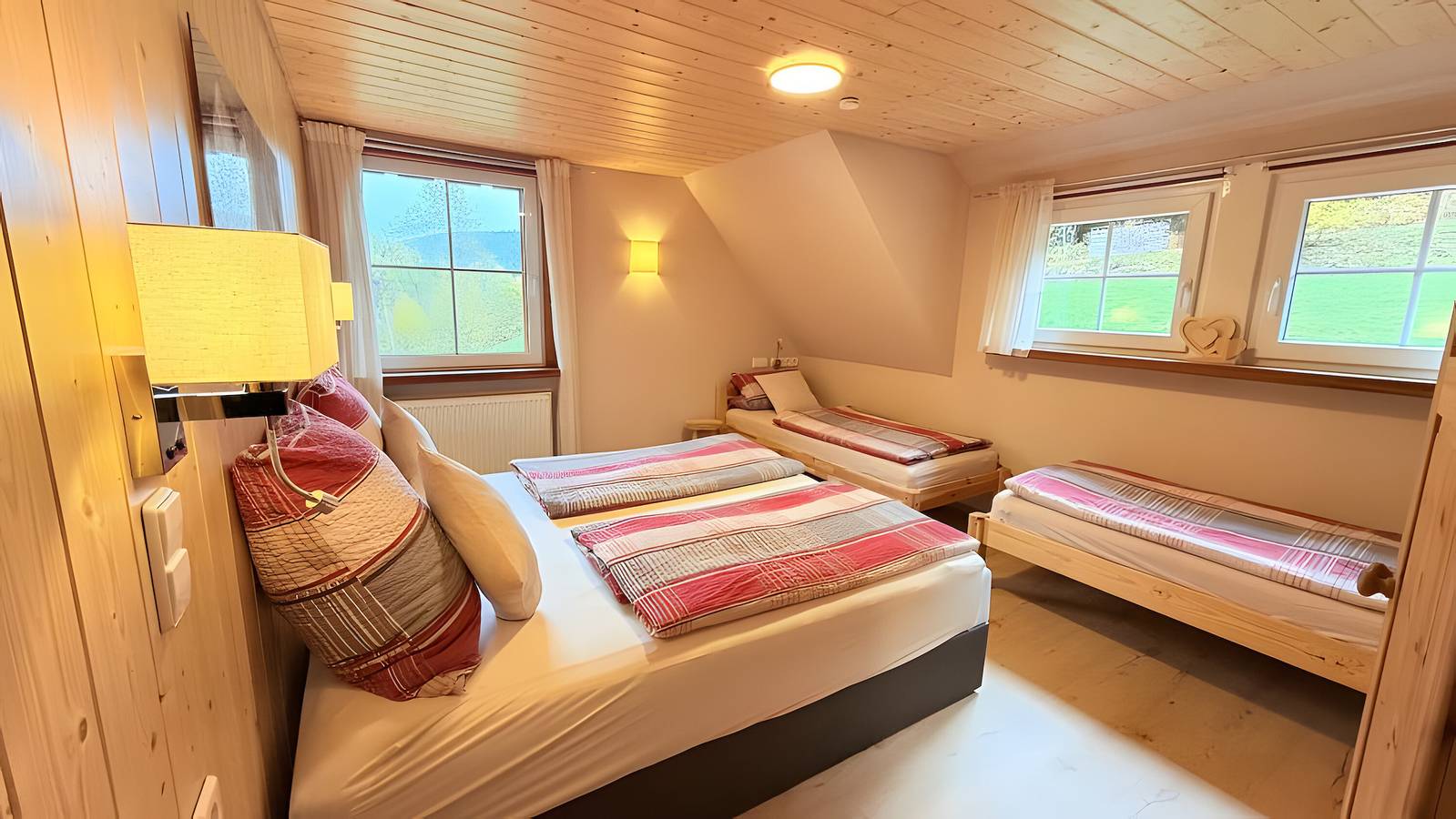 Ganze Wohnung, Ferienwwohnung 'Waldblick, 75 qm' mit umzäunten Garten, Grill , Wlan, ruhige Waldrandlage in Enzklösterle, Nordschwarzwald