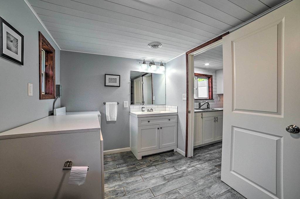 Prudenville Retreat w/ Yard ~ 1 Mi to Lake! in Prudenville, Roscommon County