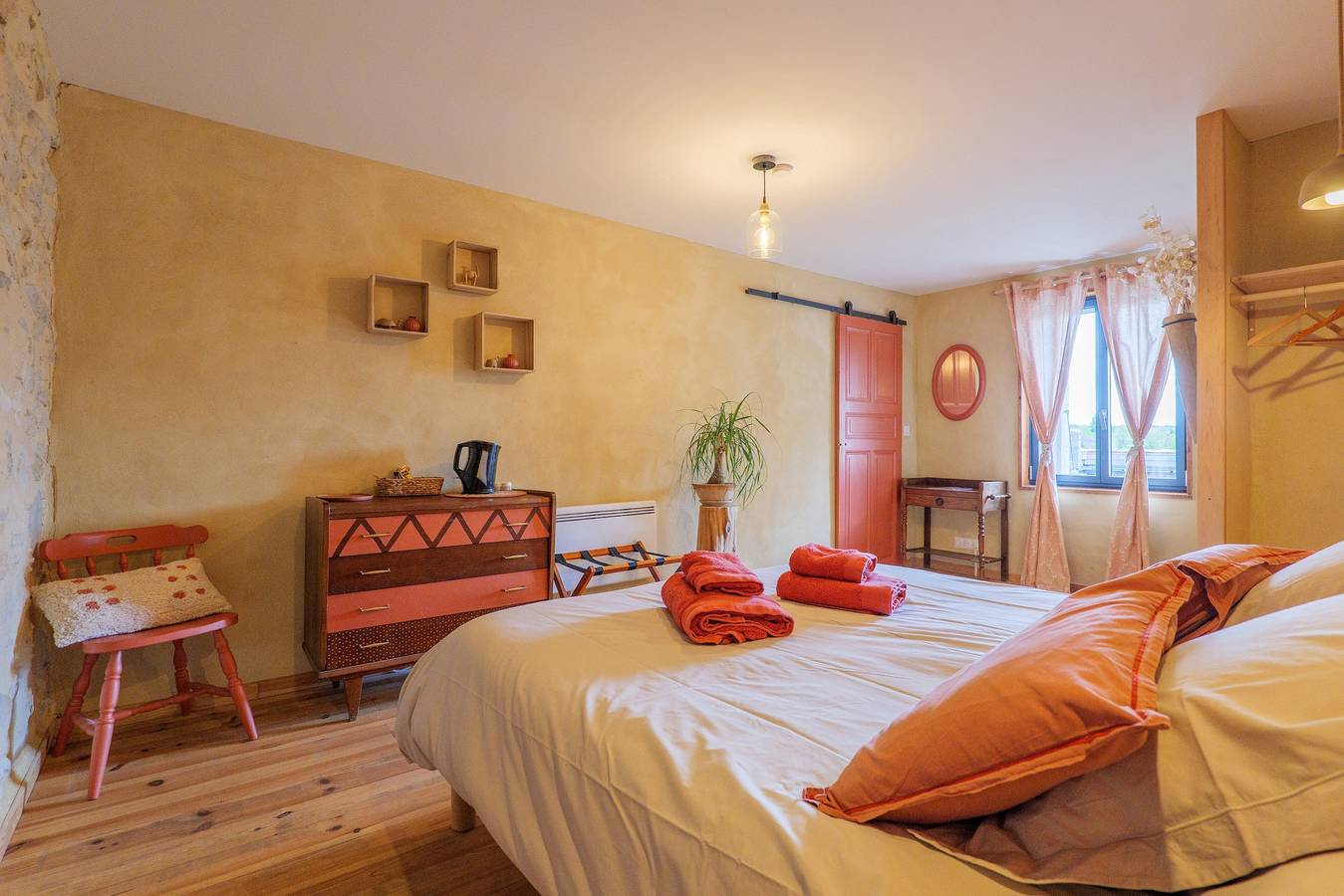 Chambre d’hôtes « La Terre d’à Côté » avec terrasse partagée et Wi-Fi in Saint-Remèze, Privas