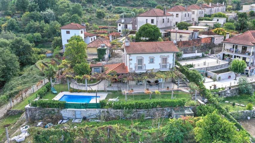 Casa de férias para 7 pessoas, com vista e piscina e ainda jardim em Ponte da Barca
