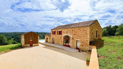 Gîte pour 8 personnes, avec jardin ainsi que piscine et terrasse à Prats-du-Périgord
