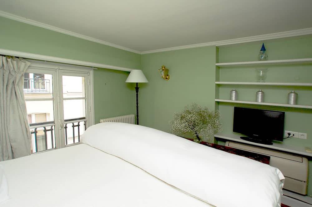 Entire apartment, Stunning one-bedroom duplex with 2 panoramic terraces. Ac throughout. Sleeps 4. in Paris, Ile de France