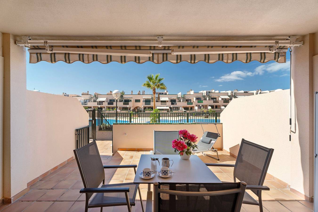 Ganze Wohnung, Ferienwohnung 'Apartamento Los Geranios' mit Gemeinschaftspool, privater Terrasse und Wlan in Costa del Silencio, Arona