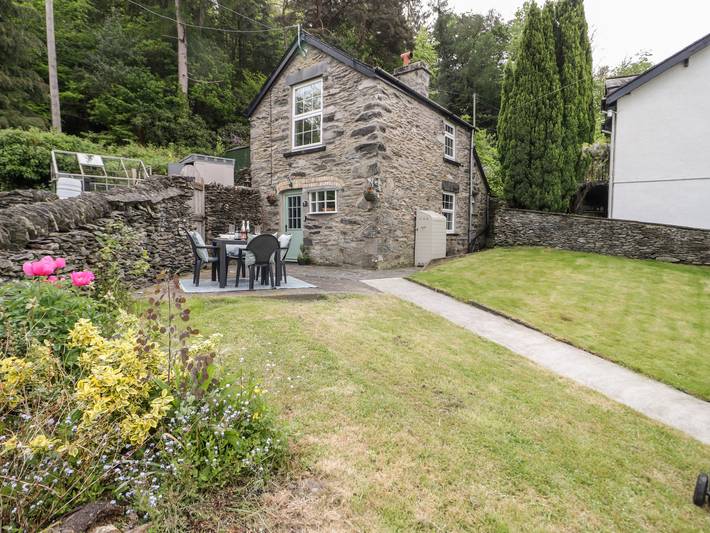 Cottage for 4 people, with garden, with pets in Betws-y-Coed
