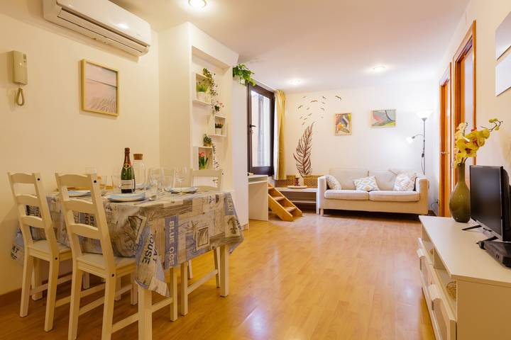 Apartamento entero, Apartamento 'Sauc Beach' con terraza privada, Wi-Fi y aire acondicionado in Canet de Mar, Costa del Maresme